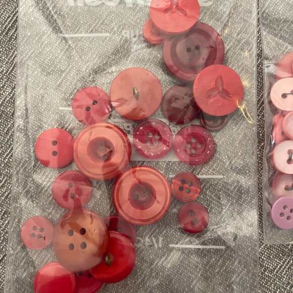 Set of Mixed Red Pink Buttons Hearts Round Craft Replacement Buttons! - Picture 3 of 4